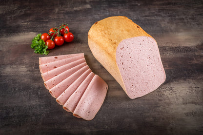 Feiner Fleischkäse vom Schwarzwälder – aufgebacken mit goldener Kruste, in Scheiben aufgeschnitten