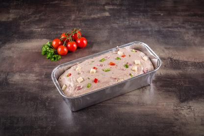 Pizza Fleischkäse roh in der Alu-Backform – mit Paprika, Hartkäse und Schinken, fertig zum Aufbacken