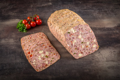 Pizza Fleischkäse vom Schwarzwälder – aufgebacken und in Scheiben aufgeschnitten, mit Paprika und Hartkäse